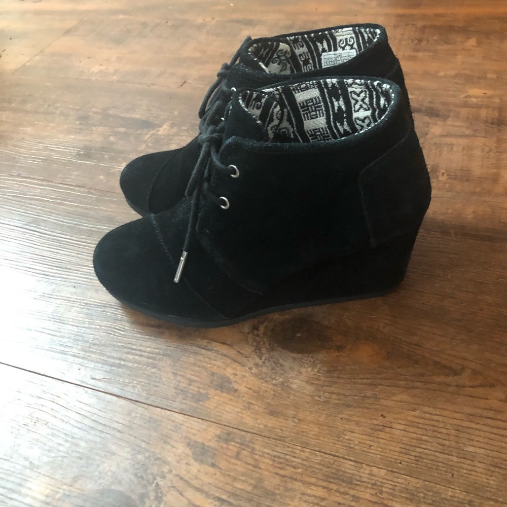EUC TOMS BLACK DESERT WEDGES